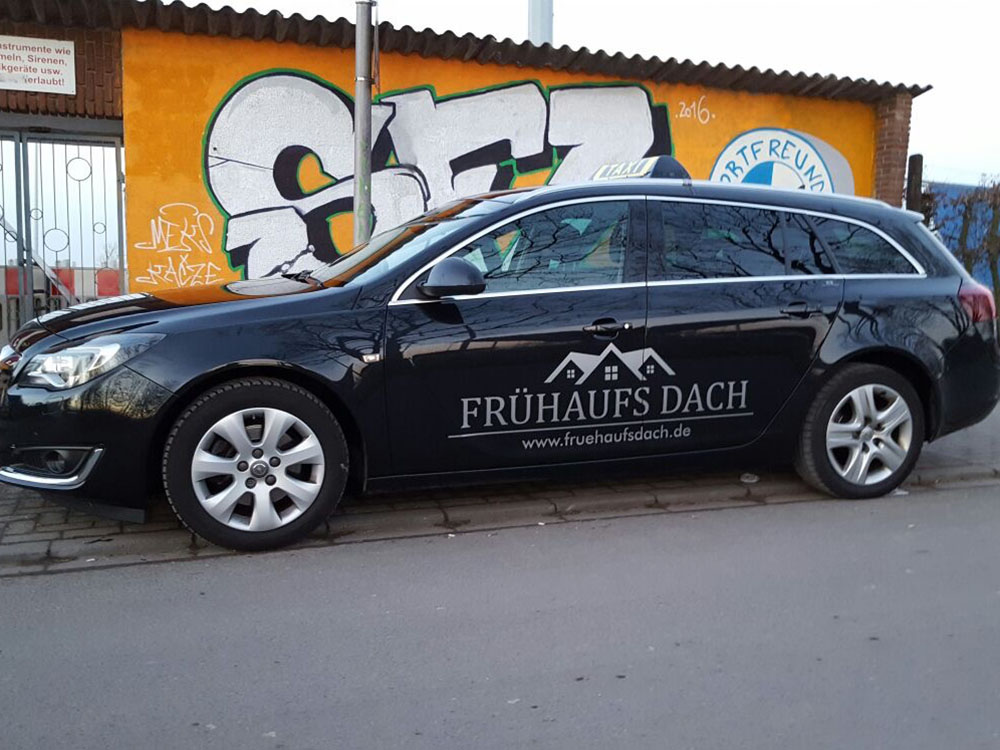 Dachdecker Meister Dirk Frühauf wirbt seit 2016 auf verschiedenen Fahrzeugen mit unserer Taxi Werbung in Osnabrück, Lotte und Umgebung und demnächst in Lingen und Georgsmarienhütte