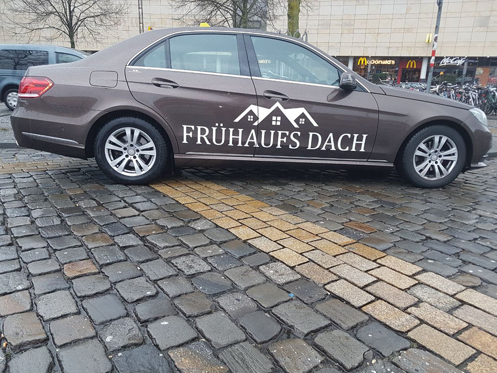 Dachdecker Meister Dirk Frühauf wirbt seit 2016 auf verschiedenen Fahrzeugen mit unserer Taxi Werbung in Osnabrück, Lotte und Umgebung und demnächst in Lingen und Georgsmarienhütte