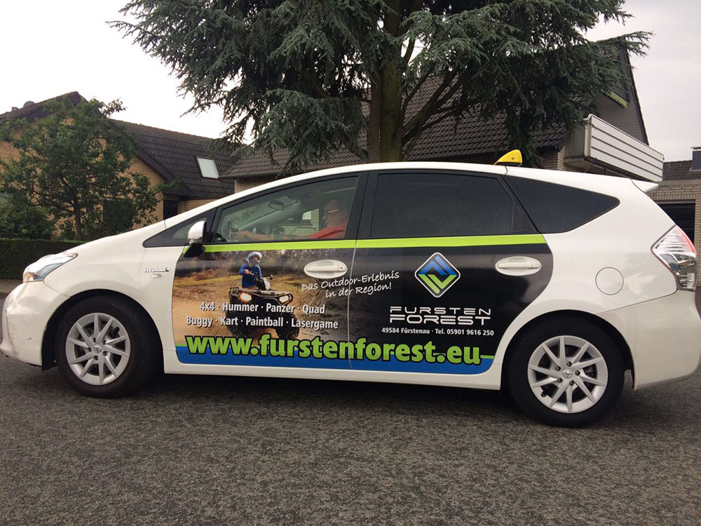 Von Quad Touren über Paintball bis hin zum Panzerfahren wirbt unser Partner Fursten Forest erfolgreich mit seiner Taxi Werbung in Osnabrück und Umgebung auf mehreren Fahrzeugen.